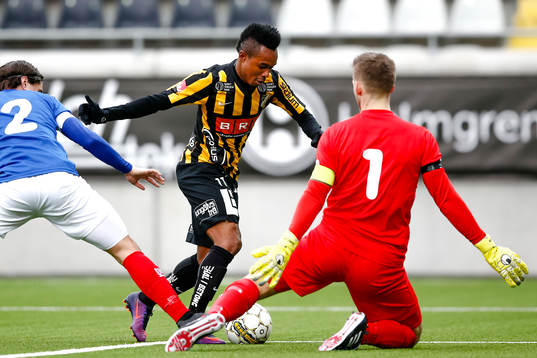 Häckens Nasiru Mohammed oroar framför Åtvidabergs Jon