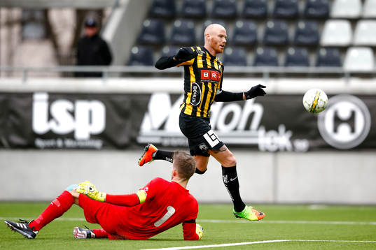 Åtvidabergs målvakt Gustav Jansson räddar målchans