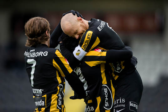 Häckens Alhassan Kamara jublar ihop med Alexander Farnerud