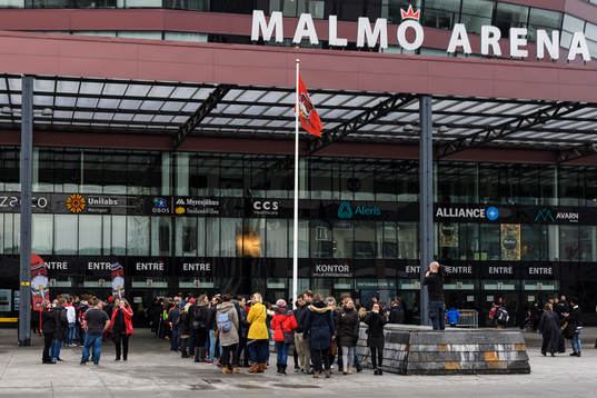Publiken väntar på att släppas in i Malmö Arena