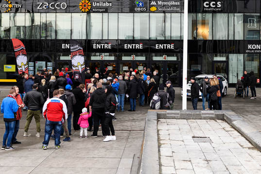 Publiken väntar på att släppas in i Malmö Arena