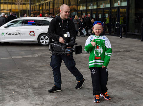 En ung Rögle supporter filmas av CMore