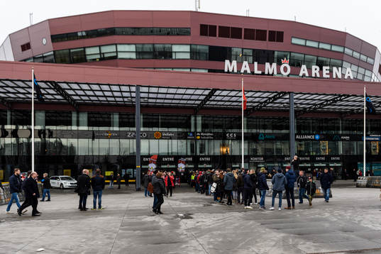 Publiken väntar på att släppas in i Malmö Arena