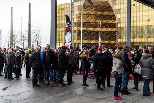 Publiken väntar på att släppas in i Malmö Arena