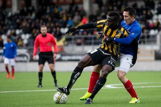 Häckens Alhassan Kamara håller undan för Åtvidabergs
