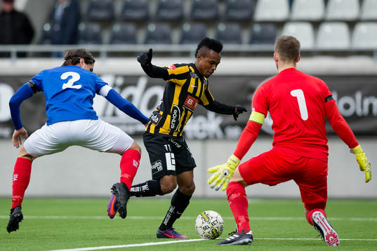 Häckens Nasiru Mohammed mellan Åtvidabergs Jon Birkfeldt