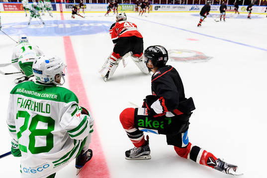 Rögles Cade Fairchild och Malmö Redhawks Rhett Rakhshani
