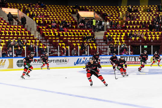Malmö Redhawks spelare värmer upp på isen