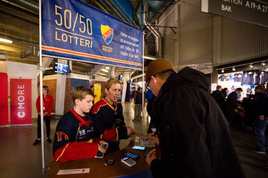 En person köper 50/50 lotter