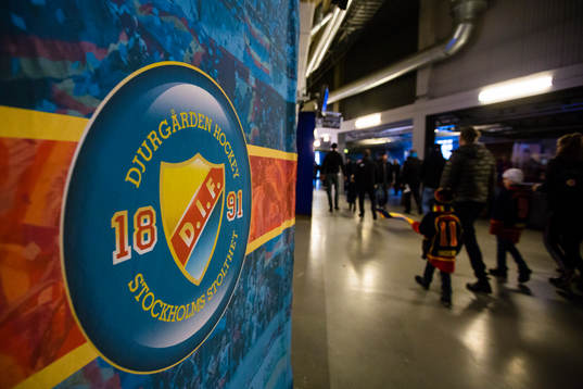 Ett Djurgårdsmärke på en vägg