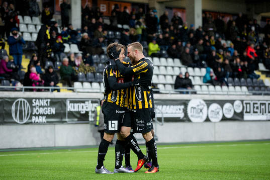 Häckens Jakob Lindström omfamnas av Alexander Faltsetas