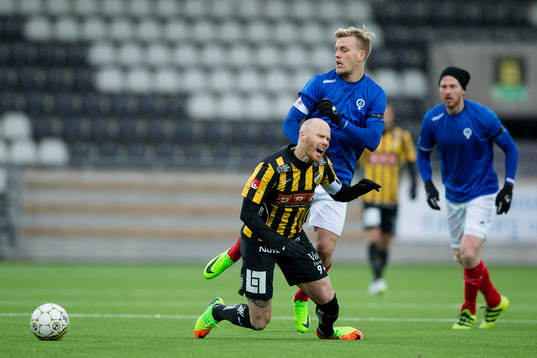 Häckens Alexander Farnerud faller