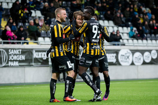 Häckens Jakob Lindström jublar ihop med Alexander