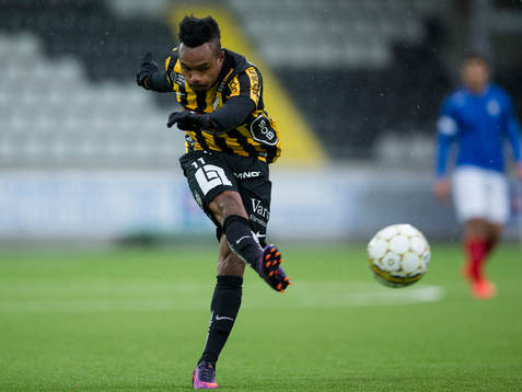 Häckens Nasiru Mohammed skjuter ett skott
