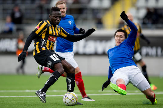 Häckens Alhassan Kamara laddar för skott mot Åtvidabergs