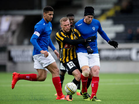 Häckens Alexander Faltsetas blir tacklad av Åtvidabergs