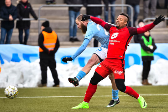 Malmö FFs Jo Inge Berget och Branns Bismar Acosta