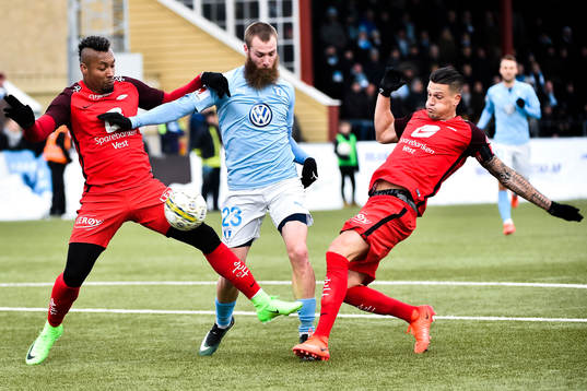 Malmö FFs Jo Inge Berget i en kamp mot Branns Bismar
