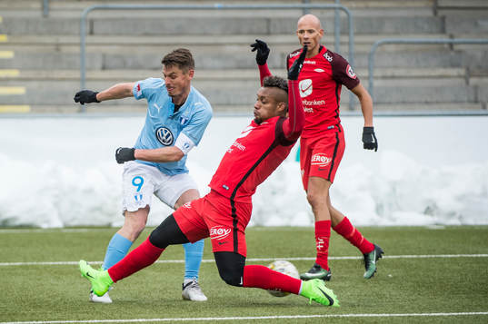 Malmö FFs Markus Rosenberg mot Branns Bismar Acosta