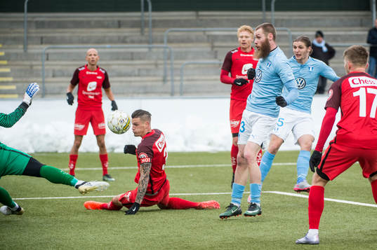 Malmö FFs Pawel Cibicki, här med Jo Inge Berget, skjuter
