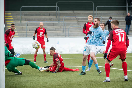 Malmö FFs Pawel Cibicki, här med Jo Inge Berget, skjuter