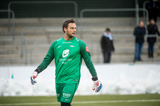 Branns målvakt Piotr Leciejewski deppar