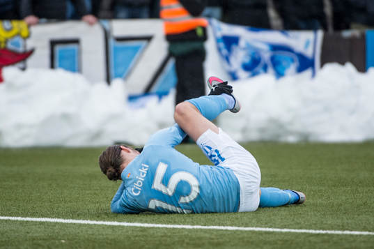 Malmö FFs Pawel Cibicki tar sig för foten
