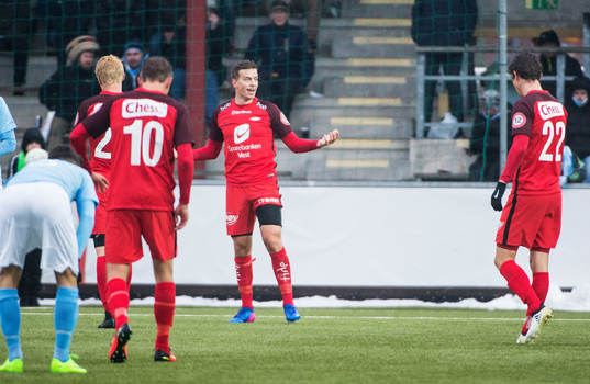Branns Jonas Grönner slår uppgivet ut med armarna och