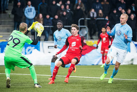 Branns Kasper Skaanes mot Malmö FFs målvakt Fredrik