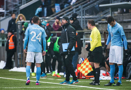 Malmö FFs Lasse Nielsen pratar med assisterande tränare