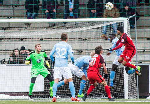 Branns Deyver Vega i luftduell med Malmö FFs Pa Konate