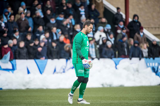 Branns målvakt Piotr Leciejewski