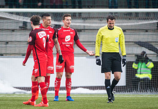 Branns Vita Wormgoor och Jonas Grönner protesterar mot