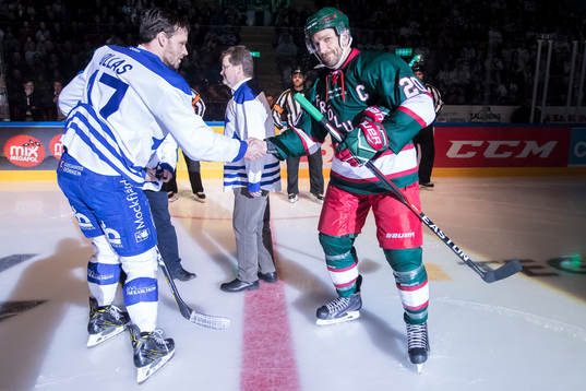 Dan Söderström och Åke Norgren släpper pucken till