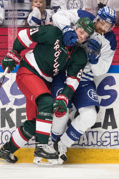 Leksands Mattias Ritola och Frölundas Christoffer Ehn i