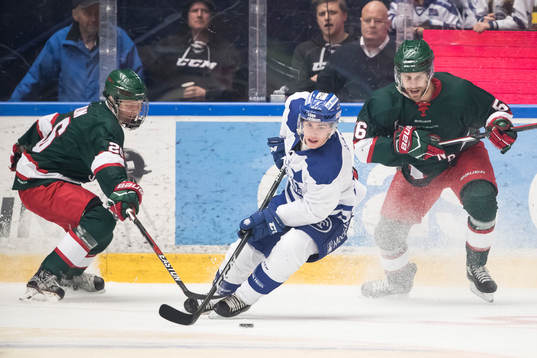 Leksands Oskar Lang jagas av Frölundas Rasmus Dahlin och