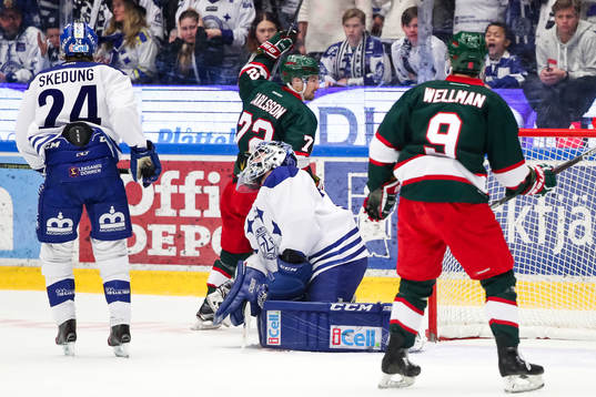Leksands målvakt Henrik Haukeland deppar samtidigt som