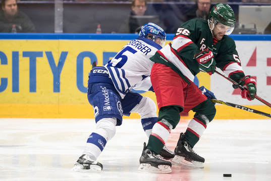 Leksands Johan Porsberger jagar Frölundas Jonathan Sigalet