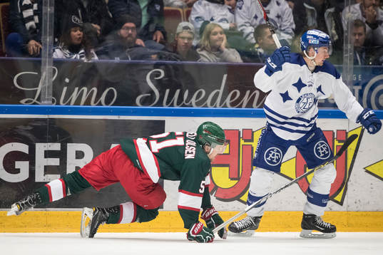 Frölundas Mats Rosseli Olsen faller bakom Leksands Patrik