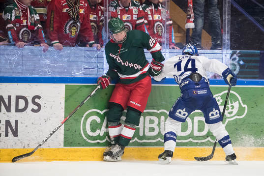Frölundas Rasmus Dahlin och Leksands Oskar Lang i kamp om