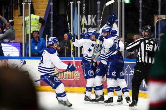 Leksands spelare jublar