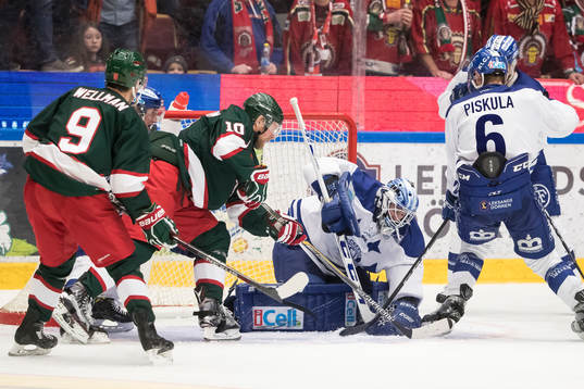 Leksands målvakt Henrik Haukeland blockerar pucken