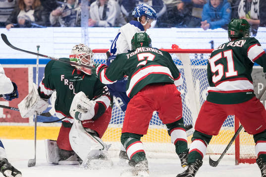 Leksands Oskar Lang framför Frölundas målvakt Johan