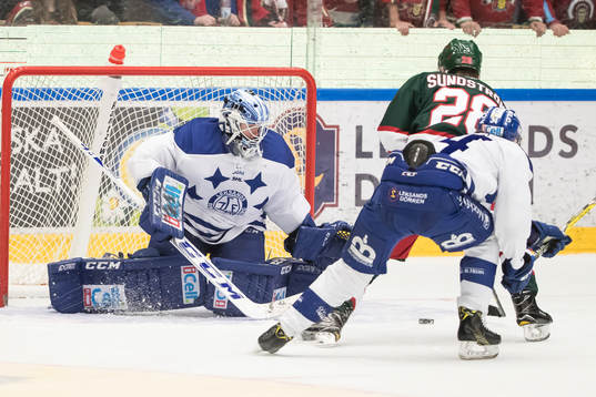 Frölundas Johan Sundström framför Leksands målvakt