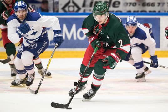 Leksands Jesper Ollas jagar Frölundas Henrik Tömmernes i