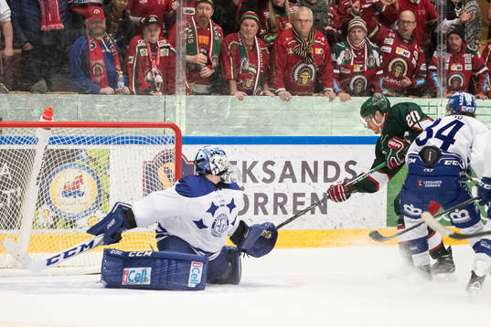 Frölundas Johan Sundström framför Leksands målvakt