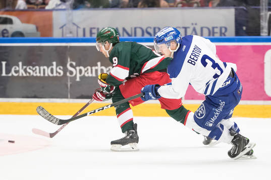 Leksands Daniel Bertov jagar Frölundas Casey Wellman i