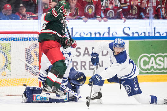 Leksands János Hári framför Leksands målvakt Henrik