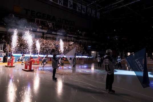 Leksands gör entre i ishockeymatchen i SHL mellan Leksand