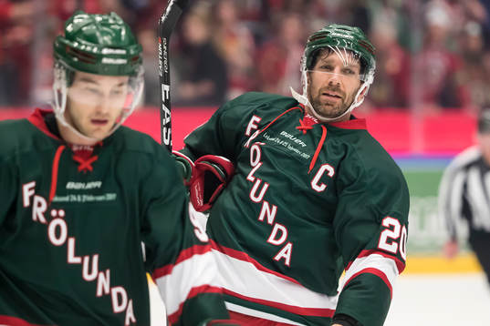 Frölundas Joel Lundqvist i ishockeymatchen i SHL mellan